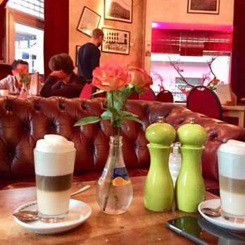 Cafe Klein Berlin - 2 tolle Latte auf dem Sofa - Cafes Near Me - Cologne, NW