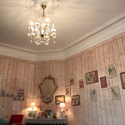 Les Volets Roses - Main dining room