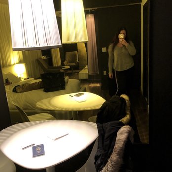 Hôtel Zero1 - Table, bed, mirror - Hotels Near Me - Montreal, Quebec