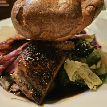 The Queens Arms - Mixed roast dinner plate. - British Near Me - London, XGL The Queens Arms - Mixed roast dinner plate. - British Near Me - London, XGL