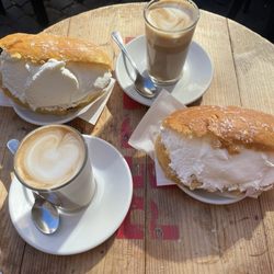 Bar San Calisto - Cappuccinos and fresh whipped cream rolls