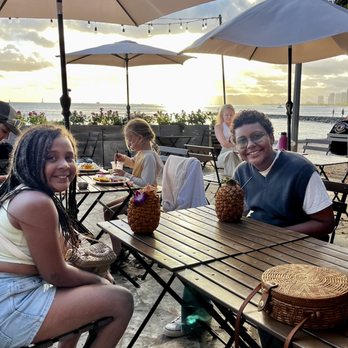 Barefoot Beach Cafe - Enjoying the sunset and pineapple smoothies - Breakfast & Brunch Near Me - Honolulu, Hawaii Barefoot Beach Cafe - Enjoying the sunset and pineapple smoothies - Breakfast & Brunch Near Me - Honolulu, Hawaii