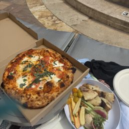Margarita pizza, hummus