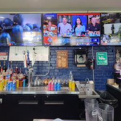 Bar w 5 TVs