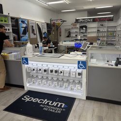 Mobileshark Wireless - Rich assisting his customers