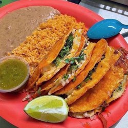 El Galeron de Carnitas - Quesabirrias with rice and beans