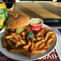 Fromagerie Victoria - Bulbasaur and the Montrealais Burger :)