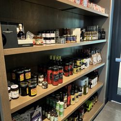 Mezzaluna Pasteria & Mozzarella Bar - Small store of things to purchase