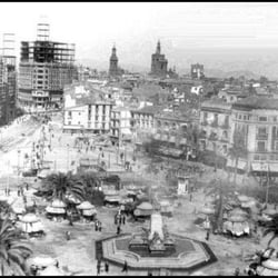 Plaça de l'Ajuntament - La plaza en 1901, se estaban contruyendo algunos edificios emblemáticos que aún perduran. Todavía estaba en pie la Plaza de Cajeros.
