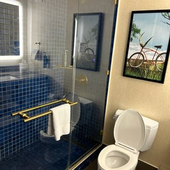 Hilton Austin - Executive Floor King Room, bathroom. - Hotels Near Me - Austin, Texas