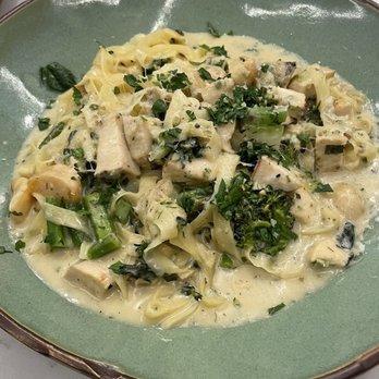 Joya Kitchen - Chicken Alfredo with Roasted Garlic - Breakfast & Brunch Near Me - San Diego, California