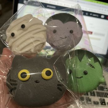 Macaron Cat - Halloween Macarons - Desserts Near Me