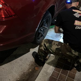 All Star Towing Transpost - The professional white man putting on the spare. - Towing Near Me All Star Towing Transpost - The professional white man putting on the spare. - Towing Near Me
