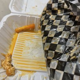 Too much oil. The fries soaked in oil..... Too much oil. The fries soaked in oil.....