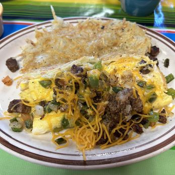 Jacobo's Cafe - Fajita breakfast omelette and hash browns with salsa verde - American Near Me - Amarillo, Texas