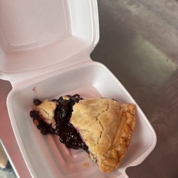 Gateway Lunt’s Lobster Pound - Blueberry pie - Seafood Near Me - Trenton, Maine
