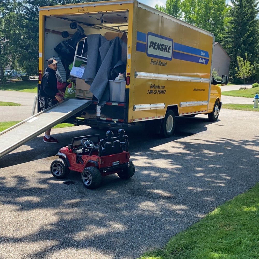 Advanced Moving Company - Loading the truck - Movers Near Me