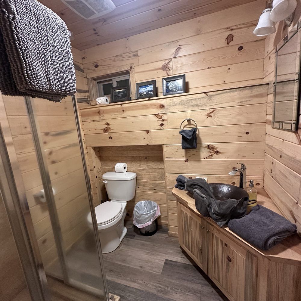 Silver City Mountain Resort - Evelyn Lake studio cabin bathroom - Resorts Near Me - Three Rivers, California Silver City Mountain Resort - Evelyn Lake studio cabin bathroom - Resorts Near Me - Three Rivers, California