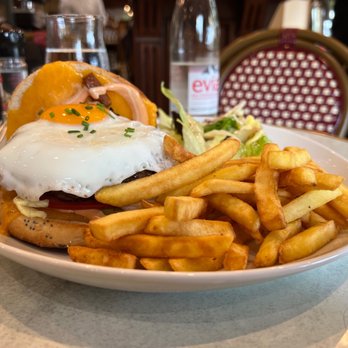 Le Bistrot de la Place - Cheeseburger topped with an egg - Brasseries Near Me - Versailles, 78