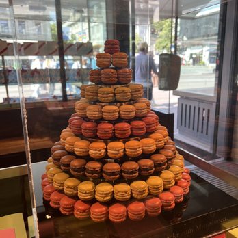 Sprüngli - Macarons "Luxemburgerli" - Chocolatiers & Shops Near Me - Zürich, ZH Sprüngli - Macarons "Luxemburgerli" - Chocolatiers & Shops Near Me - Zürich, ZH
