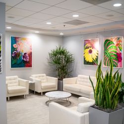 Paul G Ruff IV, MD FACS - Waiting room at West End Plastic Surgery