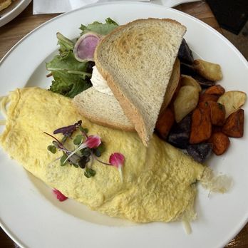 Lapisara Eatery - Dungeness crab omelet - Breakfast & Brunch Near Me - San Francisco, California