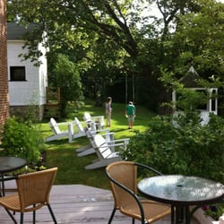 Hotel Le Rustique - Kids on the tree swing.