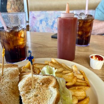 Ludlow Cafe - BLT and fries - American Near Me - Ludlow, California