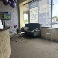 28 to Brush - Seating area with couch and tv