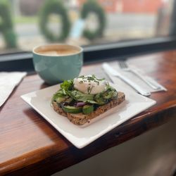 Le Petit Bistro - Veggie and egg toast