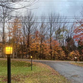 White Horse Inn - Inn grounds in fall - Bed & Breakfast Near Me - Waitsfield, Vermont White Horse Inn - Inn grounds in fall - Bed & Breakfast Near Me - Waitsfield, Vermont