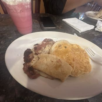 Albertina Restaurant - Pupusas are very popular from here and their pink drink is so good! - Salvadoran Near Me - Freeport, New York Albertina Restaurant - Pupusas are very popular from here and their pink drink is so good! - Salvadoran Near Me - Freeport, New York