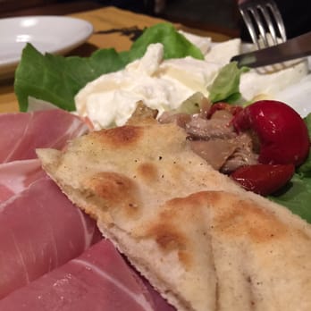 Il Pipistrello - Antipasto Pipistrello servito con schiaccino caldo appena sfornato - Pizza Near Me - Florence, FI