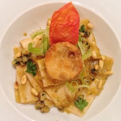 Ghea - Maltagliati con crema di melanzane al basilico,impanata e fritta,arrostita all'aglio e prezzemolo,sedano crudo,lime e pinoli tostati - 15 €