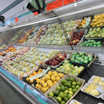 Wayne's Super Market - a display of fruit - Grocery Near Me - Charlotte, North Carolina