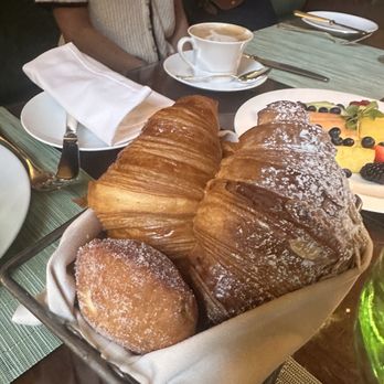 Four Seasons Hotel - Bakery basket - Hotels Near Me - New York, New York Four Seasons Hotel - Bakery basket - Hotels Near Me - New York, New York
