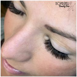 Bombshell Beauty Bar - Volume lashes