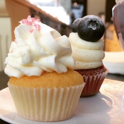 Di Viole di Liquirizia - Cupcake alla vaniglia mignon e dietro il red velvet! Accompagnati da un bel caffè per svegliarsi dolcemente!