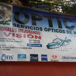 Servicios Ópticos de México - En la parte superior de la fachada se encuentra esta gran manta que anuncia los servicios de la óptica.