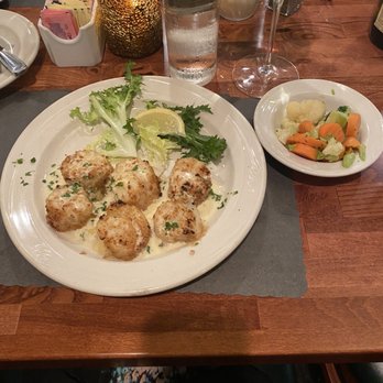 Bella's On Fort Couch - English style scallops with vegetables - Italian Near Me - Pittsburgh, Pennsylvania