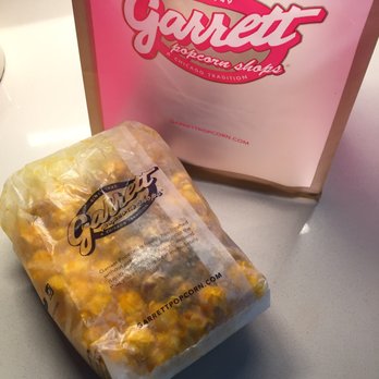 Garrett Popcorn Shops - The small size Garrett Mix: cheese and caramel - Popcorn Shops Near Me - Chicago, Illinois