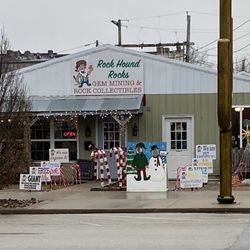 Rock Hound Rocks - Store front at Christmas time