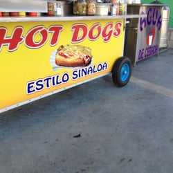 Hot Dogs Estilo Sinaloa - El carrito de hot dogs.