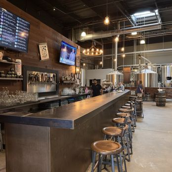 Temblor Brewing Company - Bar, quiet on Sunday evening, after Happy Hour (till 6pm) - Breweries Near Me - Bakersfield, California Temblor Brewing Company - Bar, quiet on Sunday evening, after Happy Hour (till 6pm) - Breweries Near Me - Bakersfield, California