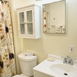 Beachcomber Inn - Lake level one bedroom bathroom.
