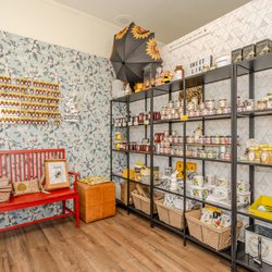 HoneyGramz - Local New York Honey and from small beekeepers around the USA who harvest unusual honey...that you won't find in a supermarket.