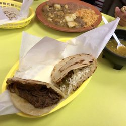 Gorditas Mexico - Gordita de carne desebrada  y bistecs en salsa verde con arroz y frijoles.