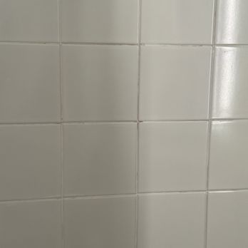Hilton Motif Seattle - Shower tiles dirt - Hotels Near Me - Seattle, Washington