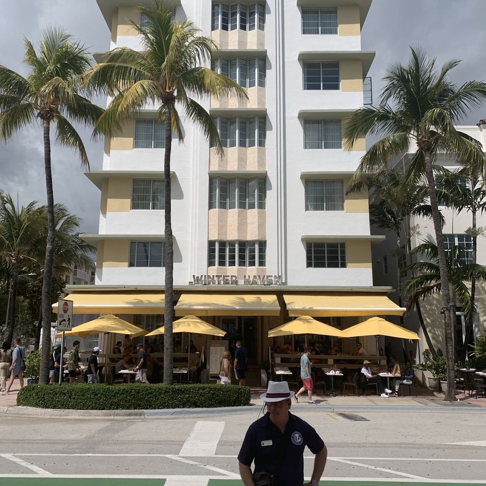 Art Deco Museum - Tour guide in front of a hotel - Art Museums Near Me - Miami Beach, Florida