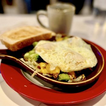 Elizabeth's Cafe - Chicken & Broccoli Skillet - Cafes Near Me - Delavan, Wisconsin